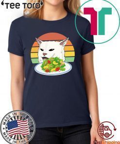 Offcial Angry women yelling at confused cat at dinner table meme T-Shirt