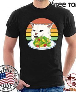 Offcial Angry women yelling at confused cat at dinner table meme T-Shirt