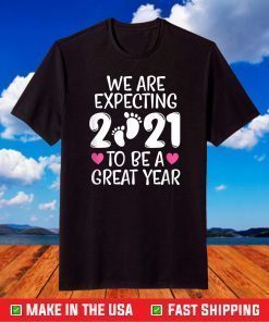 We Are Expecting 2021 To Be A Great Year Pregnancy Mom Dad T-Shirt