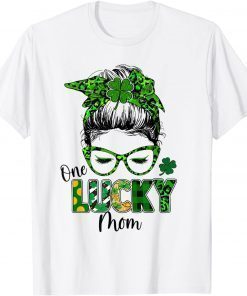 One Lucky Mom Messy Bun Shamrock St Patrick's Day T-Shirt