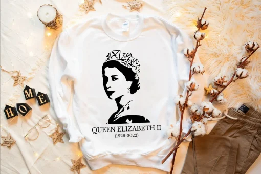 Prayers For The Queen Elizabeth ll 1926-2022 T-Shirt