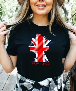 RIP Queen Elizabeth ll 1926-2022 Queen Elizabeth with British Flag T-Shirt