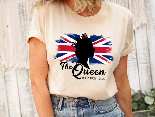 The Queen RIP 1926 - 2022 Majesty The Queen Elizabeth II T-Shirt