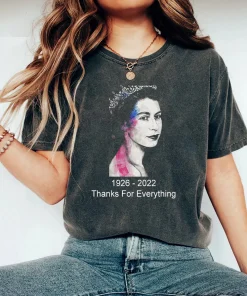 Young Queen Elizabeth II And RIP Queen Elizabeth II 1926 2022 T-Shirt